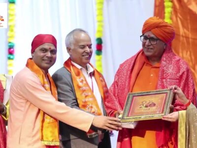 Honouring Swami Aryavesh by Patron_Chairman_Board of Trustees_Acharya Umesh Yadav 3