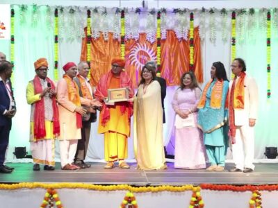 Honouring Swami Aryavesh by Patron_Chairman_Board of Trustees_Acharya Umesh Yadav 4